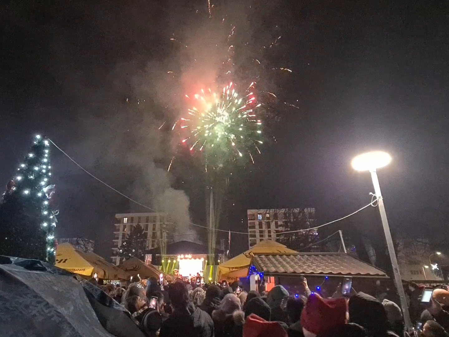 DOBOJ: Praznična atmosfera i veliki broj građana na dočeku Nove godine