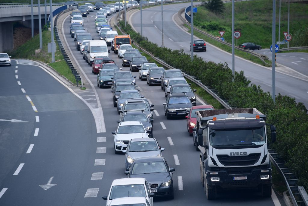 PUTEVI: Početak vikenda donosi vrućine i gužve