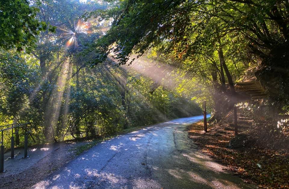 VRIJEME: Blagi pad temperature, ali i dalje toplo i vjetrovito