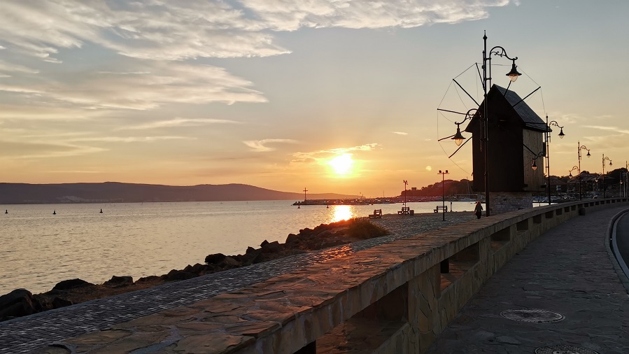 VRIJEME: Sutra sunčano i veoma toplo, po podne prolazni pljuskovi