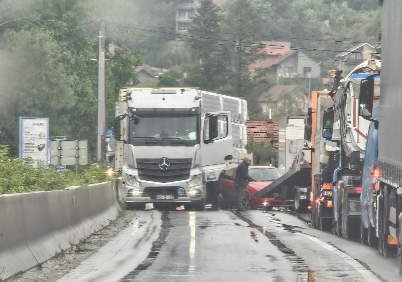 SAOBRAĆAJNA NEZGODA KOD CARINSKOG TERMINALA U DOBOJU: Apel vozačima na oprez!