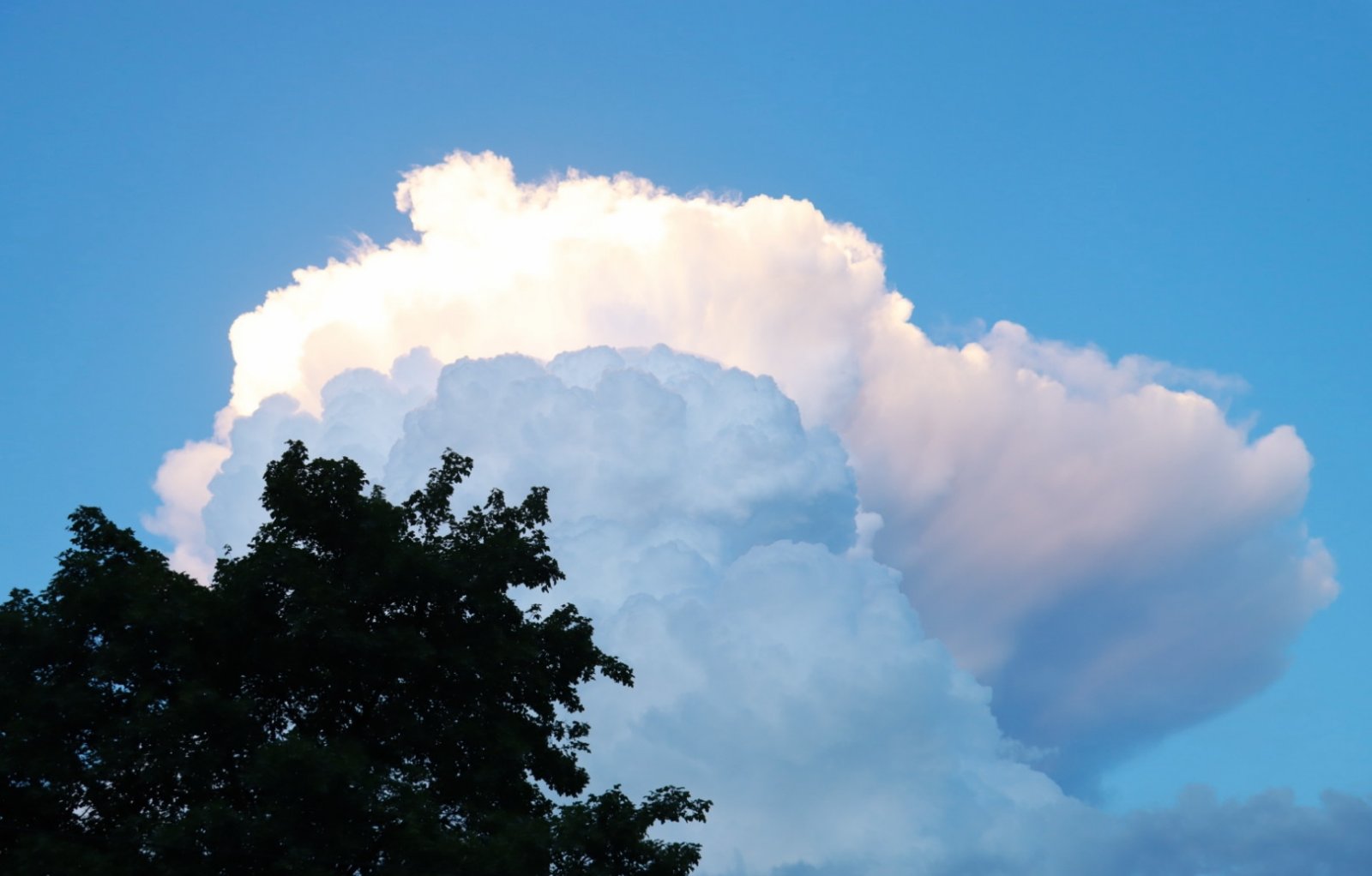 VRIJEME: Sunčano uz povremene oblake i mogućnost kratkotrajnih pljuskova na sjeveru i istoku