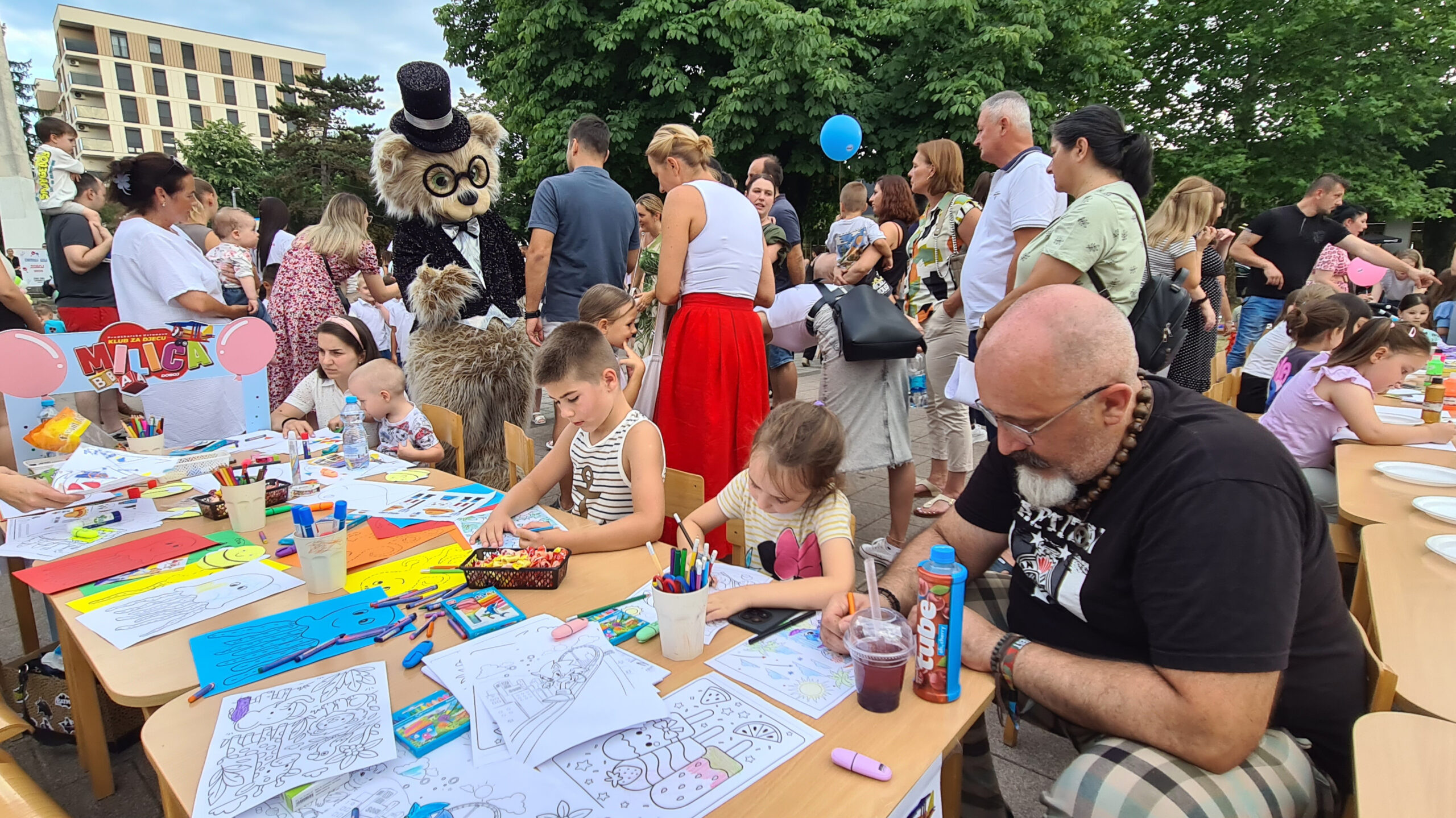 ДОБОЈ, 13. ЈУЛА /СРНА/ - Конференција беба у Добоју окупила је вечерас више од 90 малишана, а осим избора трочланог предсједништва манифестације, одржано је такмичење беба у пузању и очева у пресвлачењу пелена.