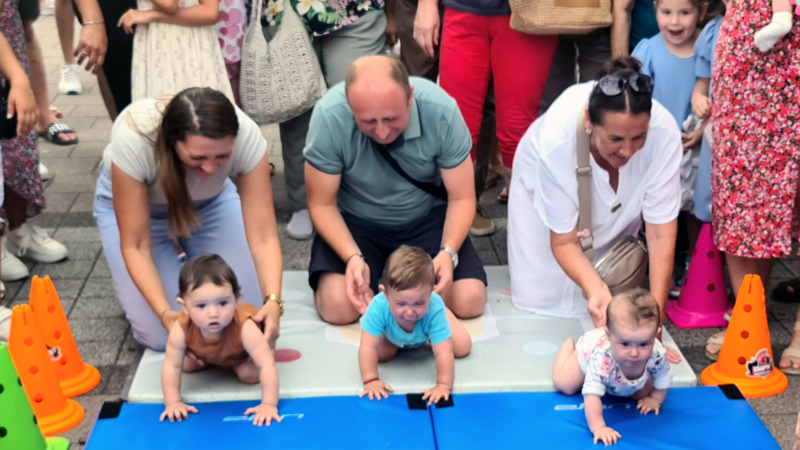 ДОБОЈ, 13. ЈУЛА /СРНА/ - Конференција беба у Добоју окупила је вечерас више од 90 малишана, а осим избора трочланог предсједништва манифестације, одржано је такмичење беба у пузању и очева у пресвлачењу пелена.