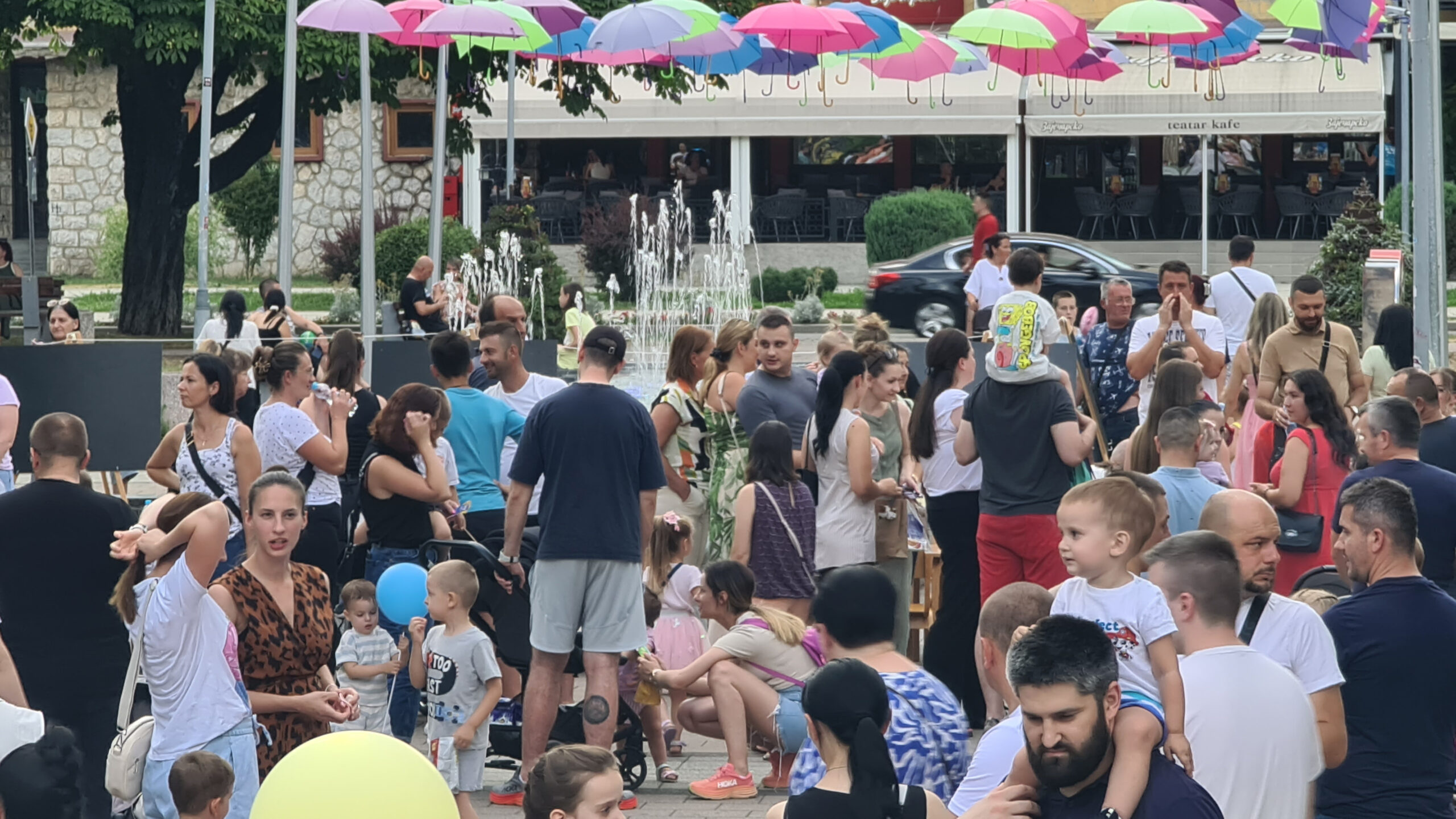 ДОБОЈ, 13. ЈУЛА /СРНА/ - Конференција беба у Добоју окупила је вечерас више од 90 малишана, а осим избора трочланог предсједништва манифестације, одржано је такмичење беба у пузању и очева у пресвлачењу пелена.