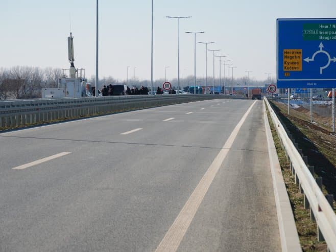 PUTEVI: Povoljni uslovi za vožnju, bez posebnih ograničenja i zastoja