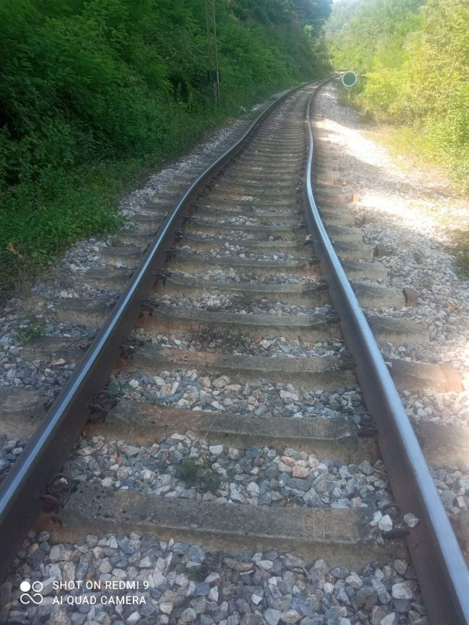 ДОБОЈ, 21. ЈУЛА /СРНА/ - Жељезнички саобраћај од послије подне је у привременом прекиду на релацијама Бањалука - Приједор и Добој - Петрово Ново усљед деформација колосијека због екстремне врућине.