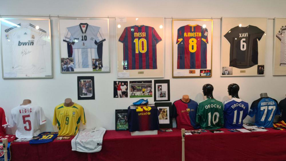 Maradona u Doboju: „Tragovi pobjede” donose raritete – Đokovićev reket, Tajsonova rukavica (FOTO)