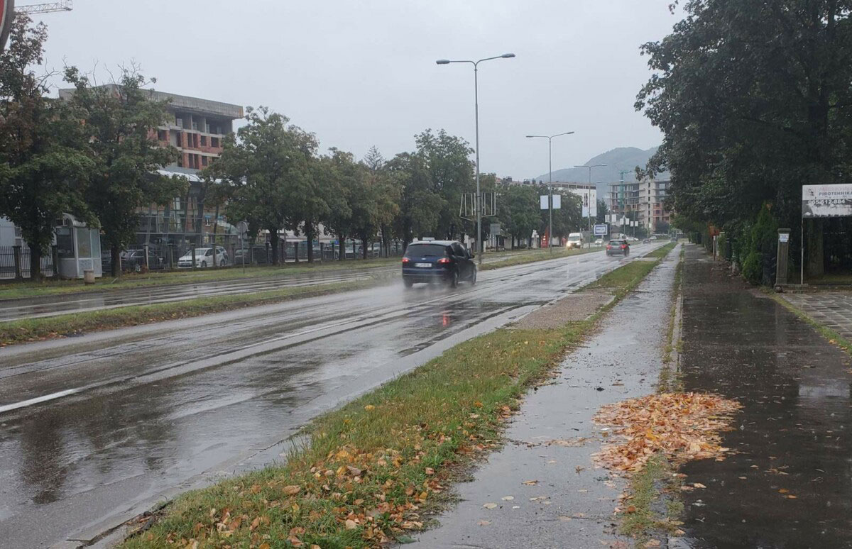 PUTEVI: Kolovozi mjestimično vlažni, pažnja na mogućnost odrona