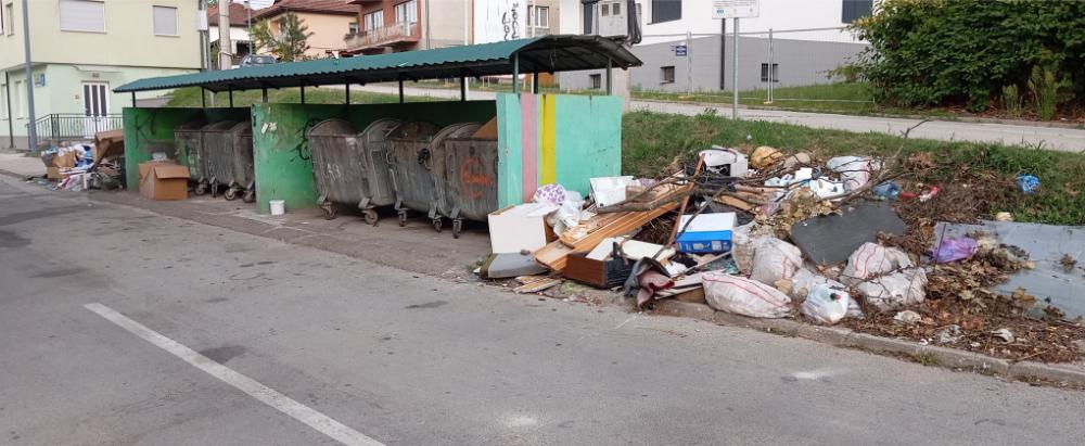 (FOTO) Prizori iz centra Doboja: otpad oko kontejnera postaje svakodnevica