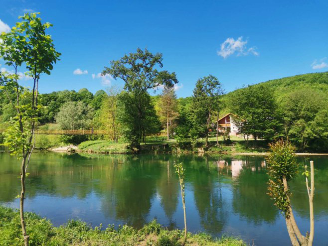 VRIJEME: Sunčano uz povremenu oblačnost, mogućnost pljuskova u Hercegovini