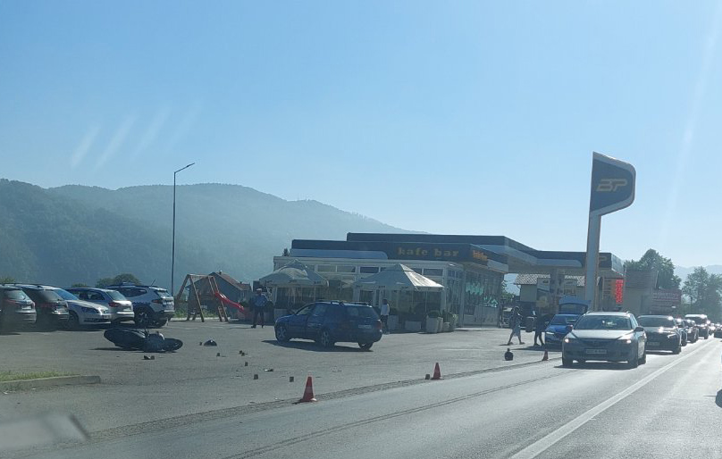SAOBRAĆAJNA NEZGODA U BARAMA KOD DOBOJA: Oborio motociklistu na ulazu u benzinsku pumpu