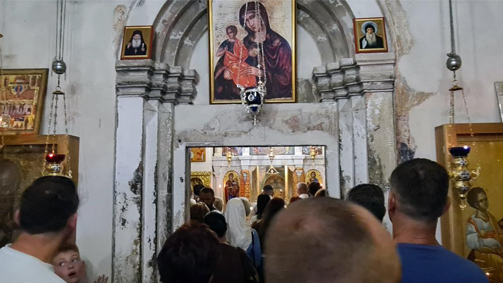 Mitropolit Fotije služi večernje bogosluženje na Ozrenu uoči Uspenja Presvete Bogorodice