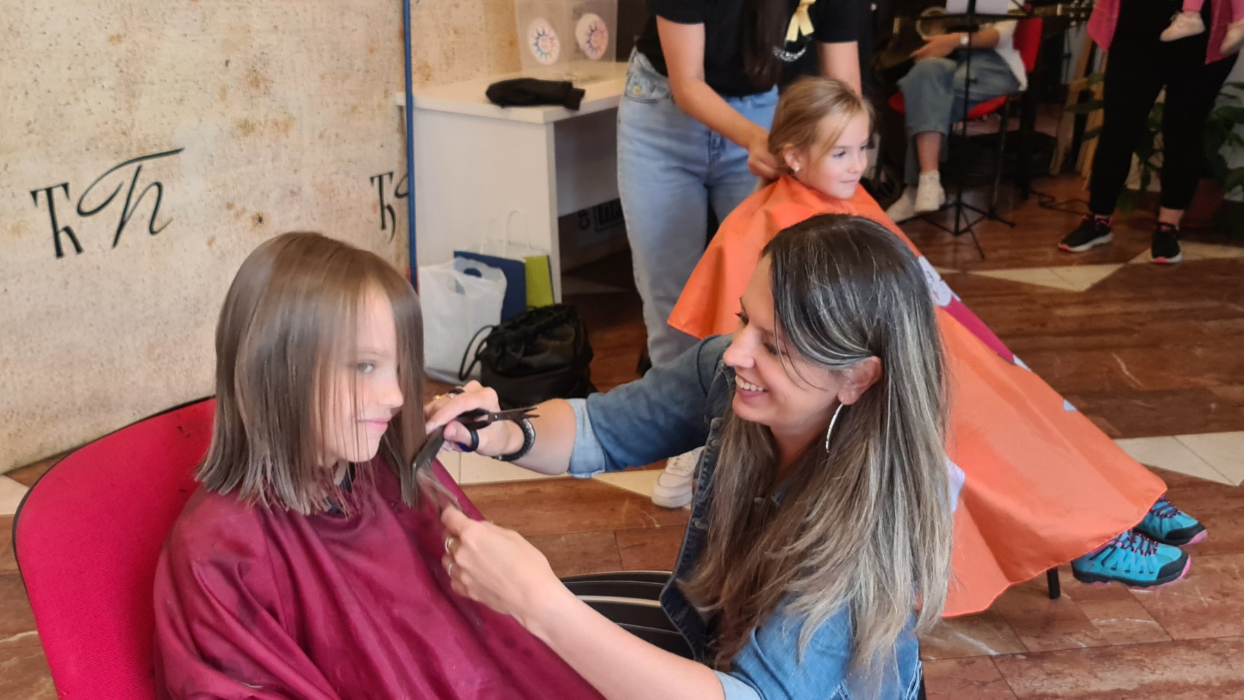 Humanitarna akcija u Tesliću: „Kosu skrati – hrabrost vrati“