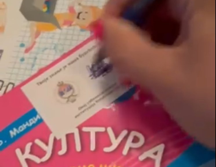 (VIDEO) Građani plaćaju, Dodik se potpisuje: Zašto su naši udžbenici obilježeni njegovim imenom?