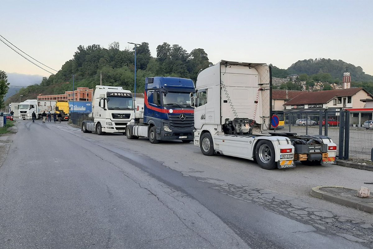 PUTEVI: Jutros počeo štrajk prevoznika, blokirani teretni terminali na granicama