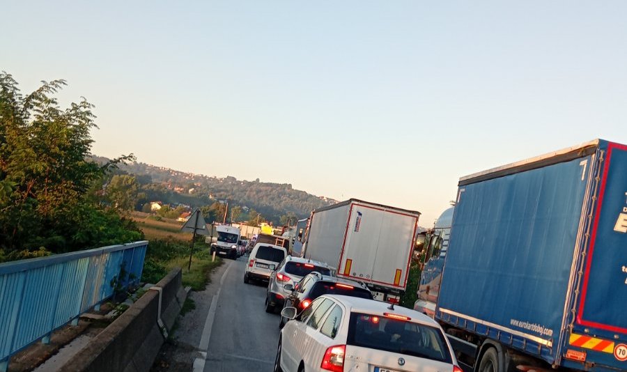 Prevoznici nastavljaju blokade: Kamioni zaustavili saobraćaj širom Srpske i Federacije BiH