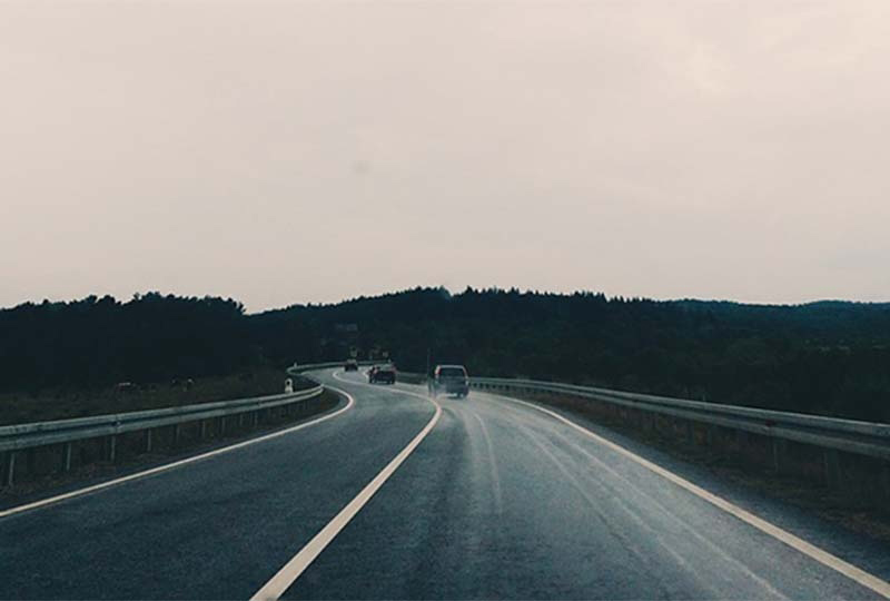 PUTEVI: Mjestimična magla smanjuje vidljivost