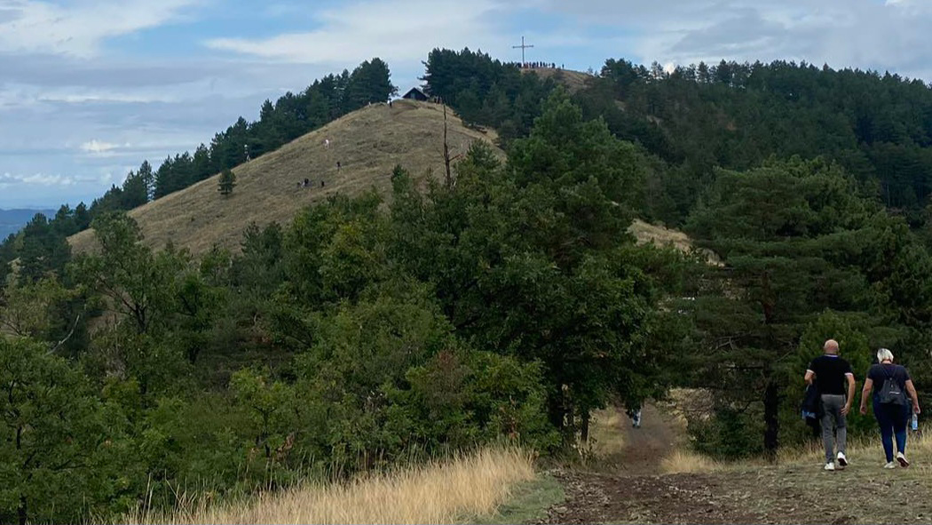 Manifestacija “Branje trave ive na Ozrenu” okupila brojne učesnike na Gostilju