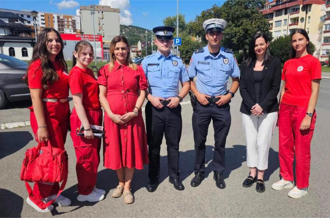 Volonteri Crvenog krsta Doboj i policija provjeravali kutije prve pomoći u vozilima (FOTO)
