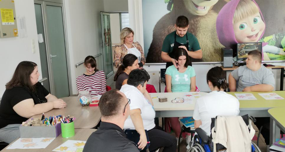 DOBOJ: BudućI frizeri izrađivali pletenice korisnicima dnevnog centra