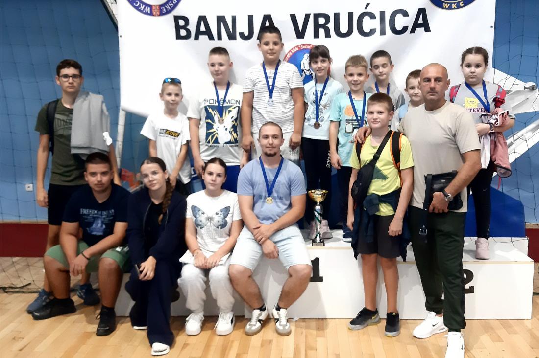 pehar za prvo mjesto karatistima kk vila Doboj 02