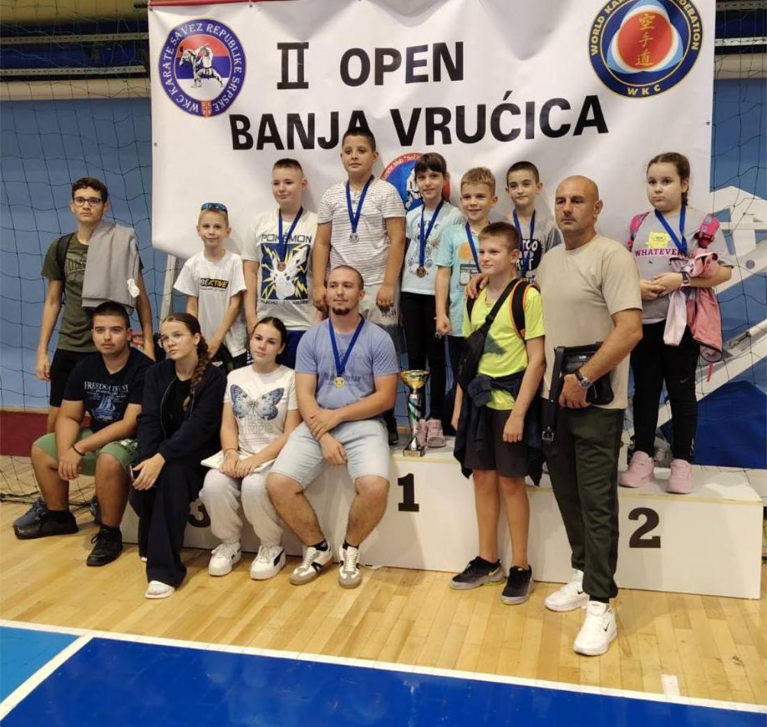 pehar za prvo mjesto karatistima kk vila Doboj 03