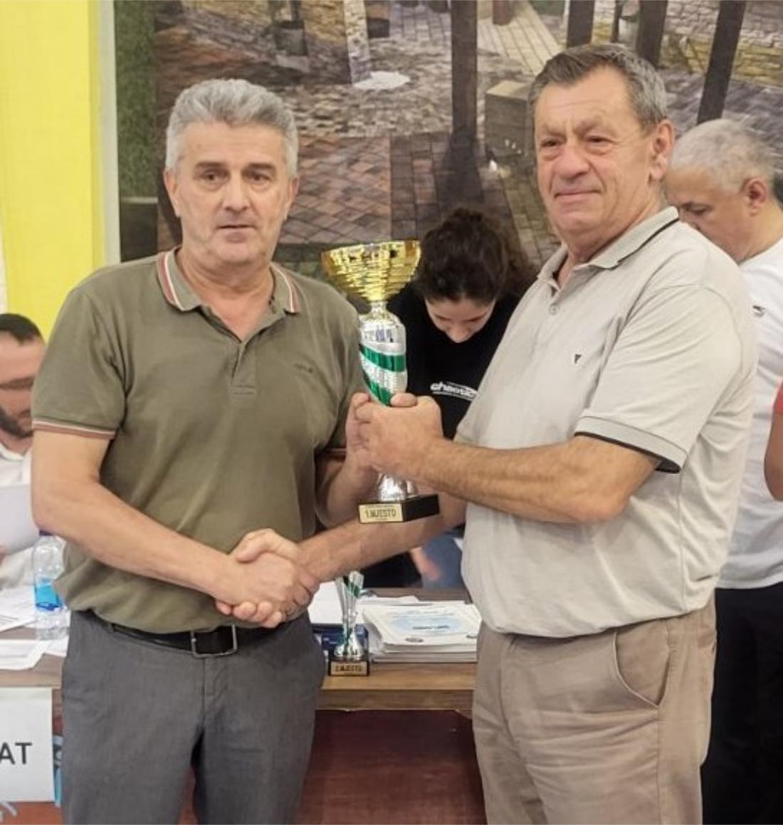 pehar za prvo mjesto karatistima kk vila Doboj 04