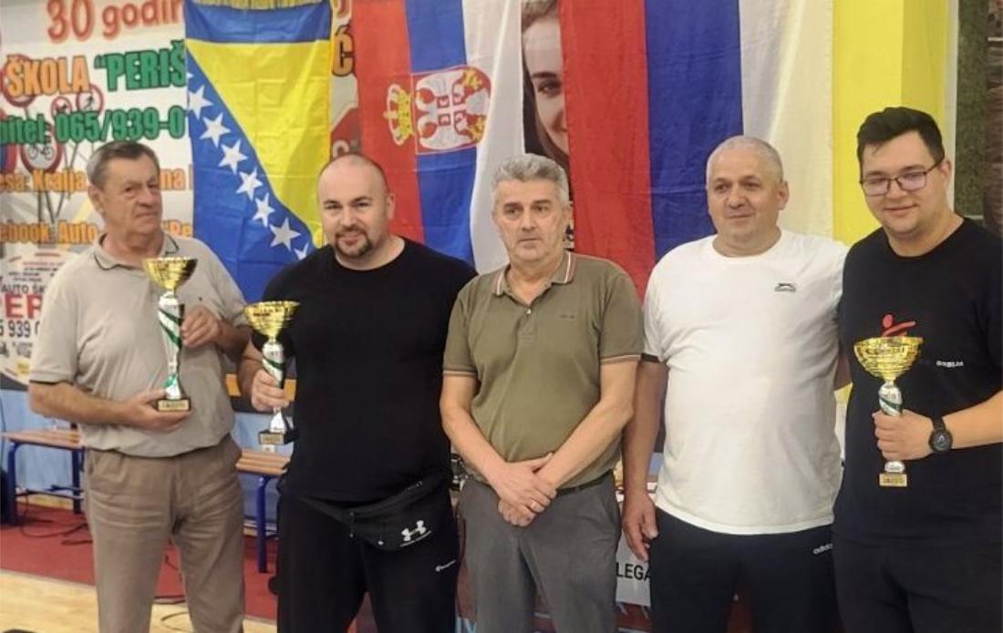 pehar za prvo mjesto karatistima kk vila Doboj 05