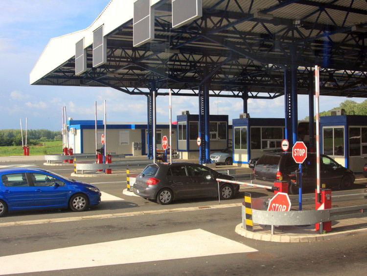 PUTEVI: Bez većih zadržavanja na granicama, ali oprez zbog radova i odrona