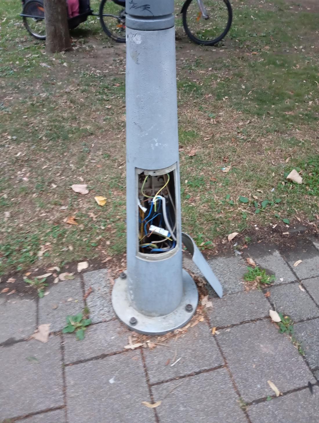 opasnost u parku u Doboju vire elektro zice Dobojski Info 01