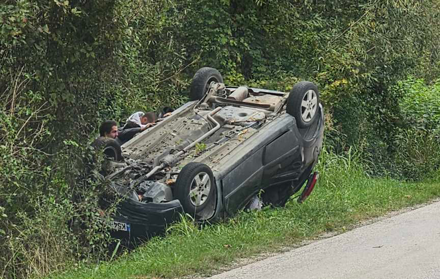 Saobraćajna nezgoda kod Grapske – automobil završio na krovu pored puta