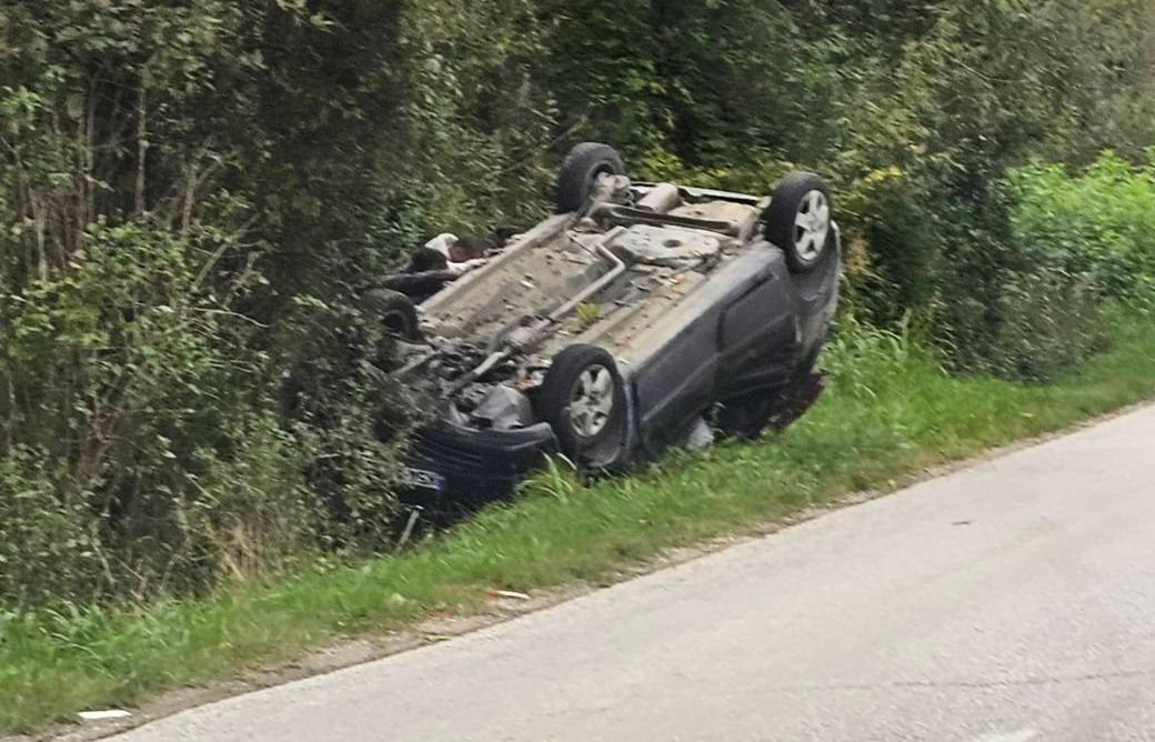 Saobracajna nezgoda kod Grapske Automobil zavrsio na krovu pored puta01
