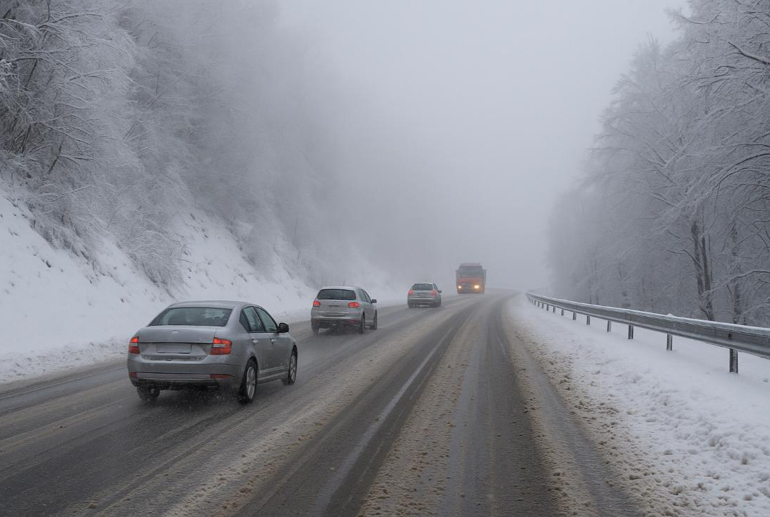 PUTEVI: Snijeg i poledica usporavaju saobraćaj, radovi i klizišta otežavaju vožnju širom Republike Srpske