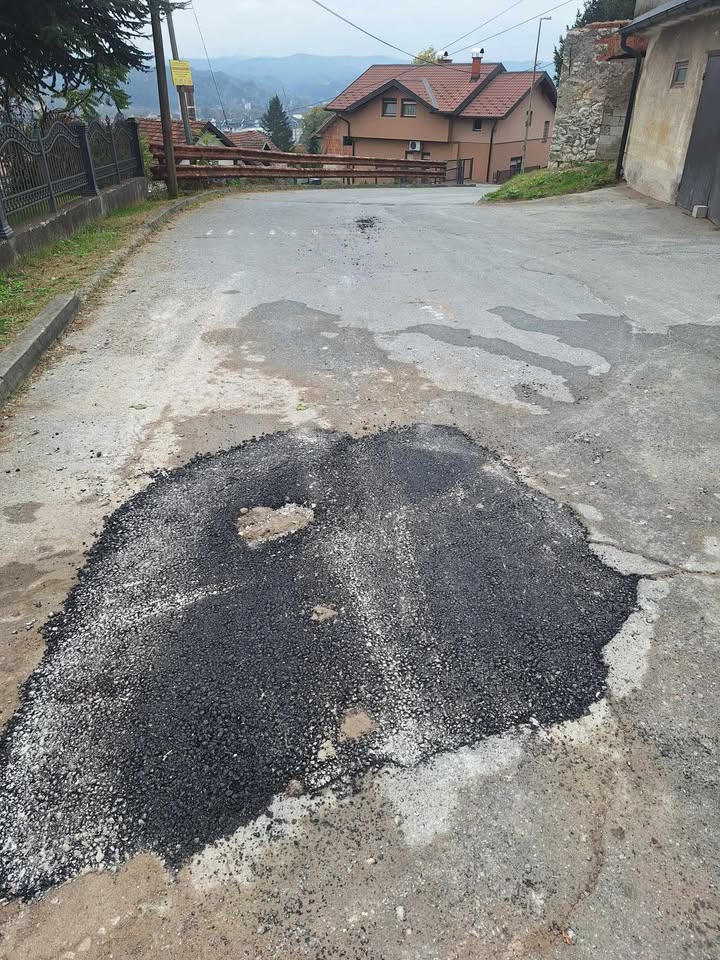 bijedno krpljenje rupe na afaltu u Doboju 01