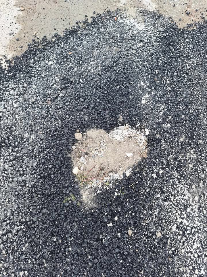 bijedno krpljenje rupe na afaltu u Doboju 02