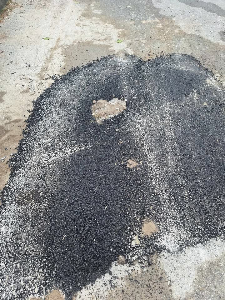 bijedno krpljenje rupe na afaltu u Doboju 03