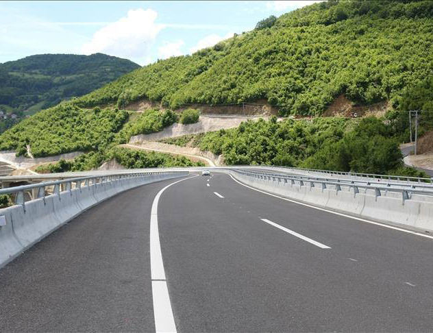 PUTEVI: Saobraćaj se odvija redovno, po pretežno suvim i mjestimično vlažnim kolovozima