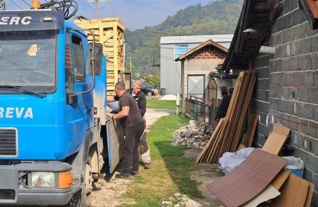 DOBOJ: Organizacija porodica poginulih boraca uručila ogrev majci dva poginula borca