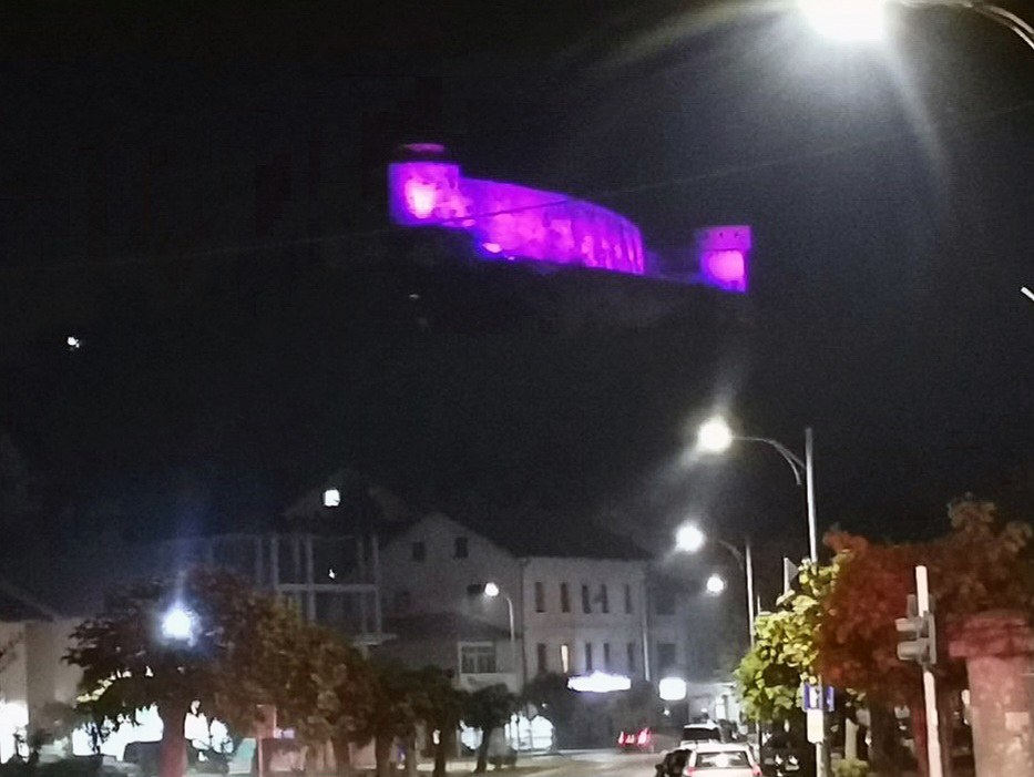 Objekti Doma zdravlja i tvrđave Gradina u Doboju osvijetljeni ružičasto povodom borbe protiv karcinoma dojke