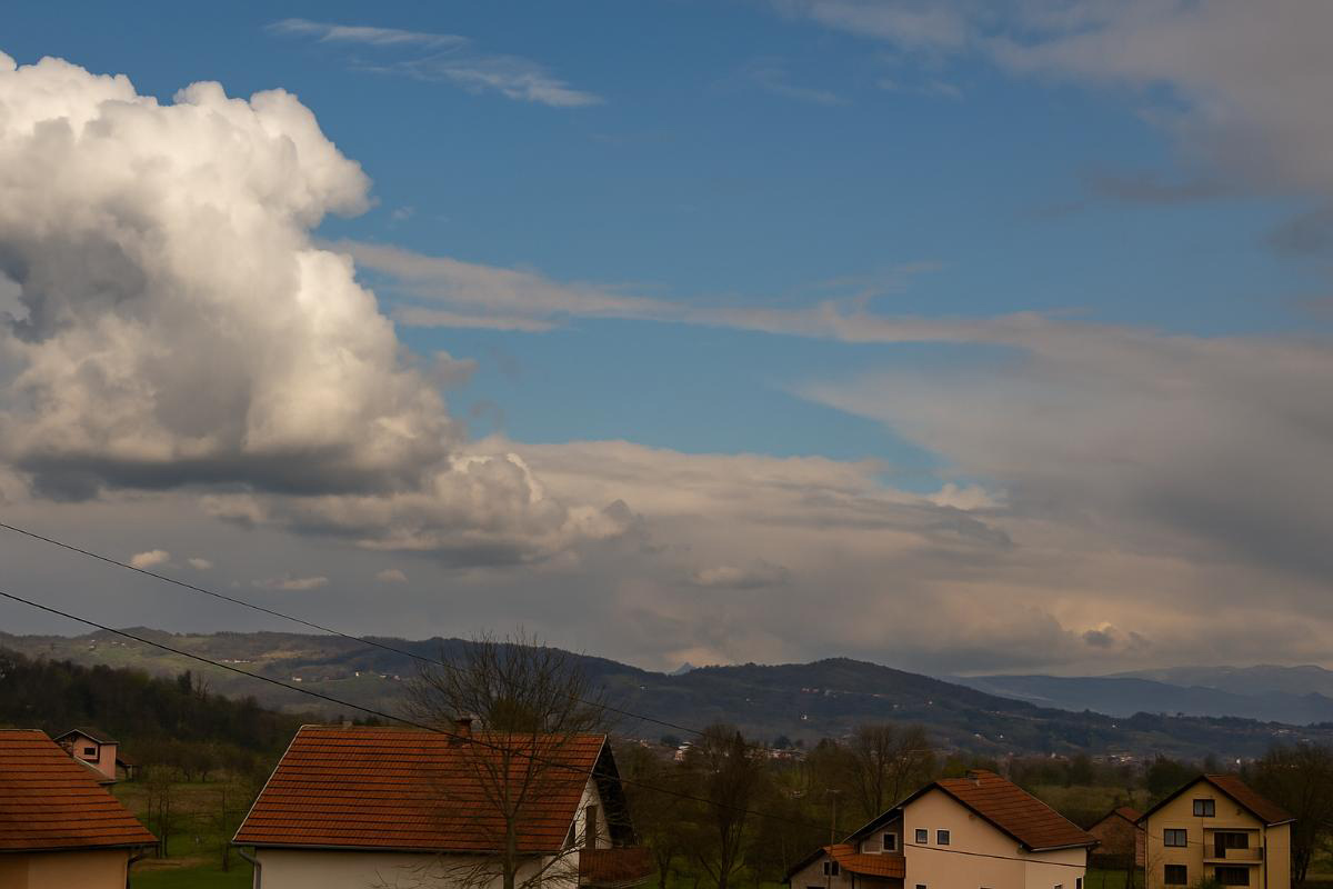 VRIJEME: Promjenljivo oblačno, uz sunčane periode i jak jugo u pojedinim krajevima Republike Srpske