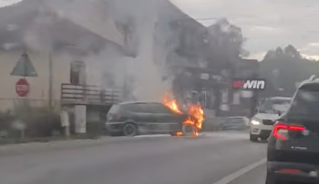 DOBOJ: U prigradskom naselju Bare zapalilo se terensko vozilo