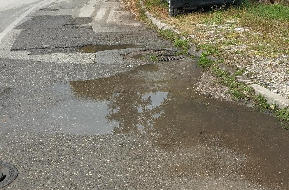 Teče voda na Orašju u Doboju – građani upozoravaju, a nadležni ćute