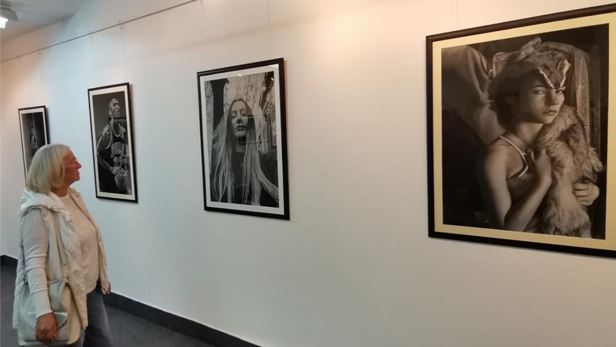 DOBOJ: Otvorena prva samostalna izložba Denija Božića „Šapat uglja“