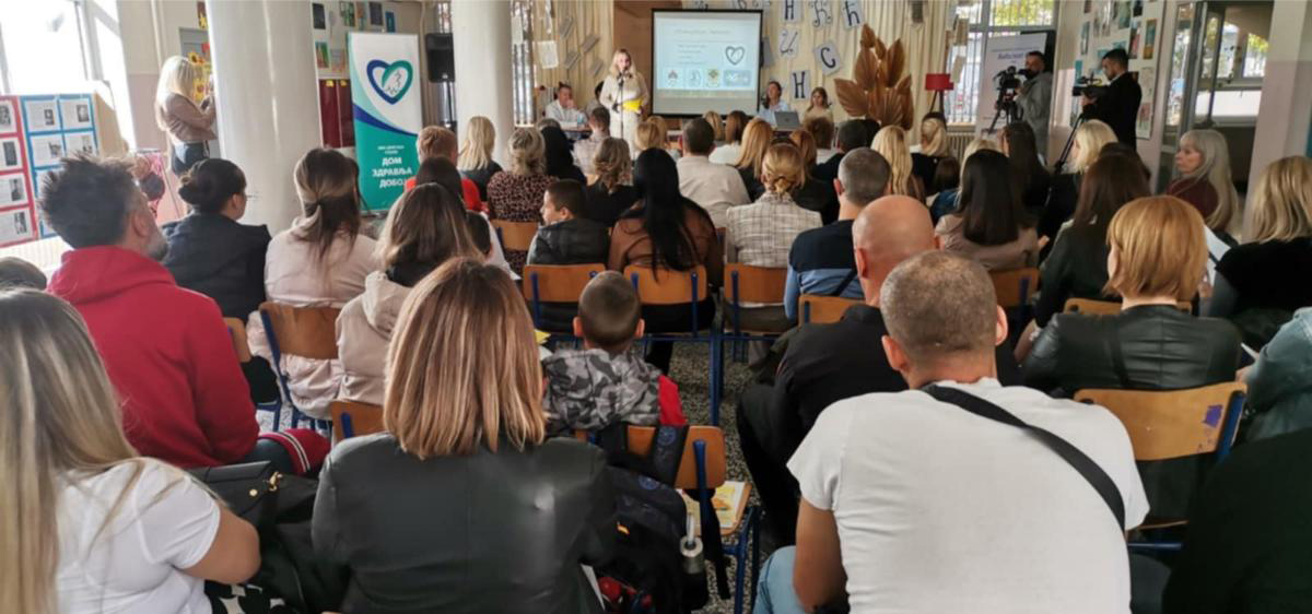 (FOTO) DOBOJ: Održan panel „Djeca iza ekrana“ – kako prepoznati i spriječiti zavisnost od tehnologije