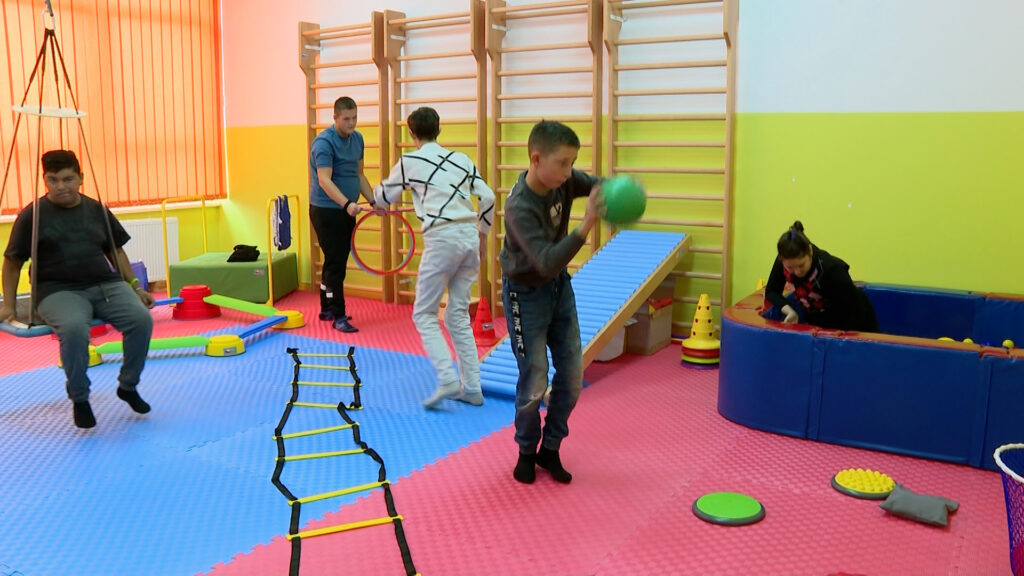 DOBOJ: Završeno opremanje senzorne sobe i sale za djecu sa posebnim potrebama