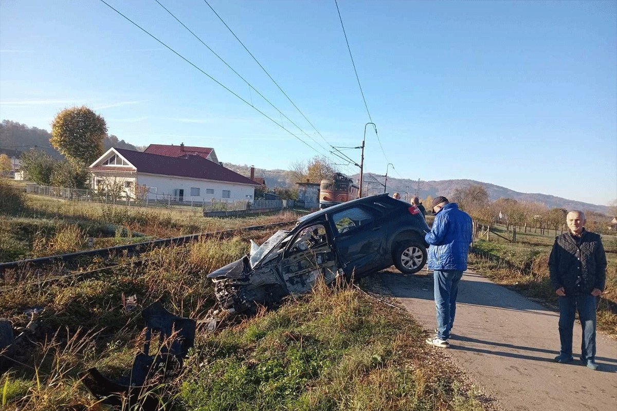 DOBOJ: Automobil podletio pod lokomotivu
