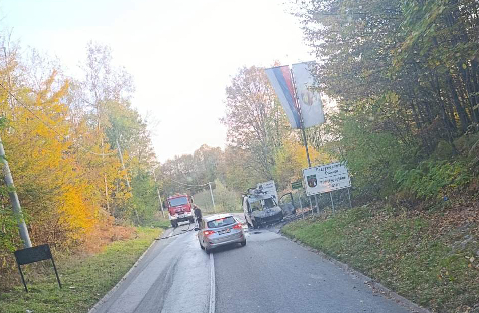 Vozilo izgorjelo na ulazu u opštinu Stanari, intervenisali vatrogasci
