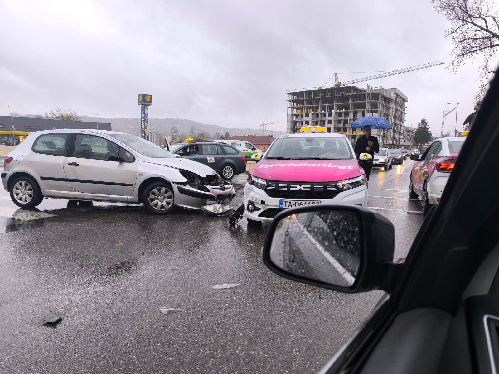 DOBOJ: Saobraćajna nezgoda kod tržnog centra — kiša otežava vožnju