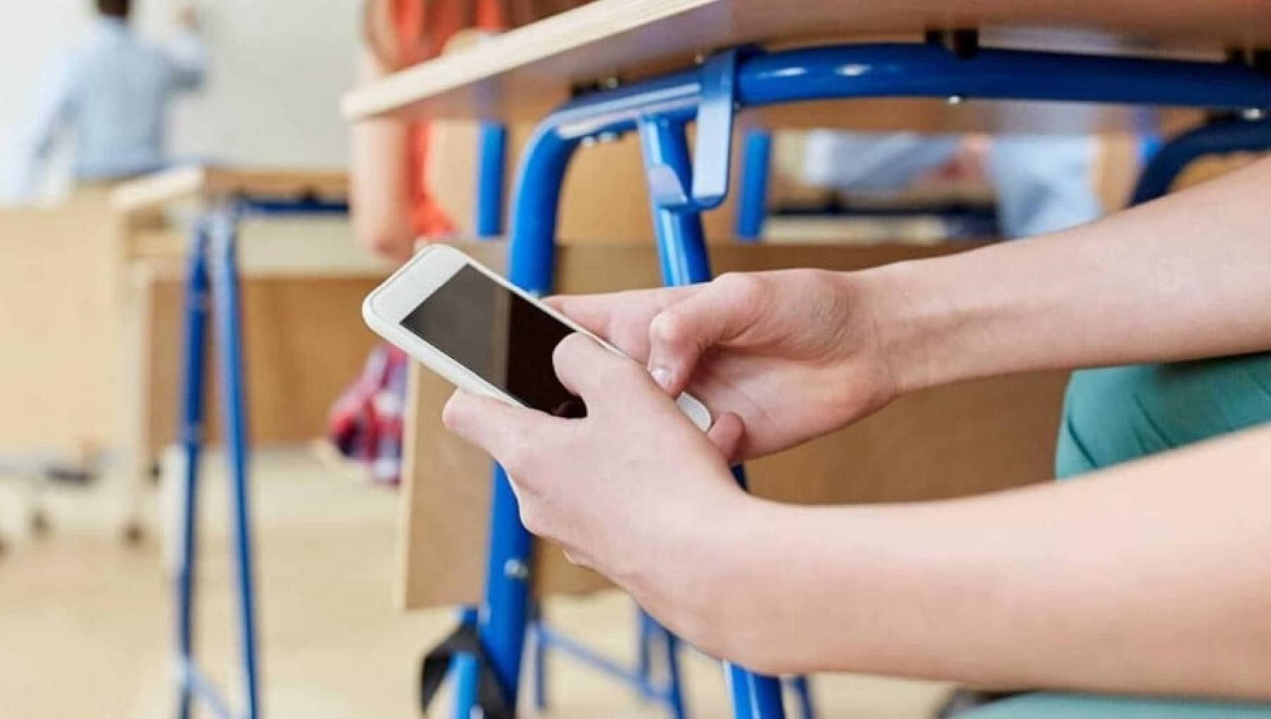 Hrvatska uvodi potpunu zabranu; Kako se škole u Srpskoj bore sa mobilnim telefonima?